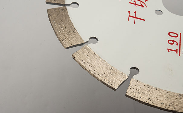 大理石鋸片在切割過程中搖擺是怎么回事呢？